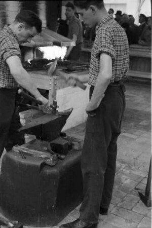 Internationale Handwerksschau Berlin Mai-Juli 1938: Schmiede am Ambos