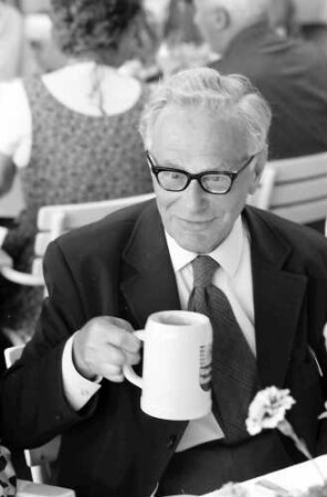 25. Jubiläumstagung 1975 Medizin; Bayrisches Frühstück: Sir Hans A. Krebs mit Bier