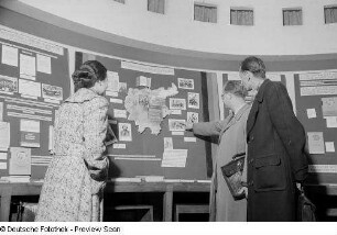 Ausstellungsbesucher vor Schautafeln