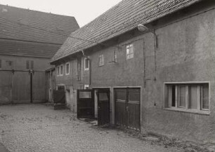 Mobschatz-Brabschütz, Dorfplatz 10. Bauernhof (bez. 1790). Scheune und Seitengebäude