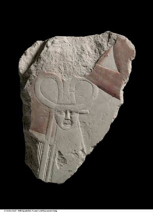 Relieffragment aus dem Totentempel des Sahure: Oberkörper eines Mannes mit einem Bat-Emblem