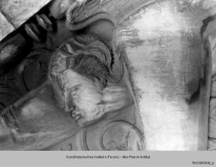 Reliefs am Portalgiebel - Portalgiebel