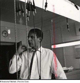 Portraitserie Karlheinz Stockhausen : Karlheinz Stockhausen (1928-2007; Komponist). Aufnahme im Studio für elektronische Musik des Westdeutschen Rundfunks Köln (WDR)
