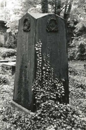Grabmal für Henriette Seyffert, geborene Großmann (gest. 1811). Sandstein. Dresden-Pirnaische Vorstadt. Eliasfriedhof