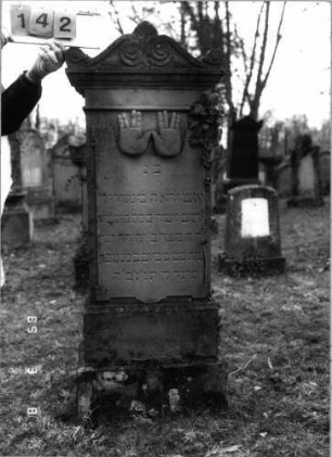 Grabstein 142 (Index: 100100273) Maße HxBxT: 154x58x33 cm Symbolik: Hände: Grabstein 142