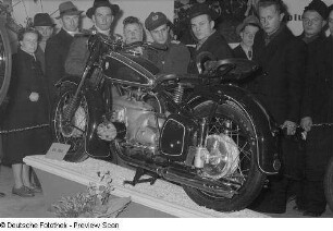 Besucher vor einem Motorrad des Typs IFA-BK350