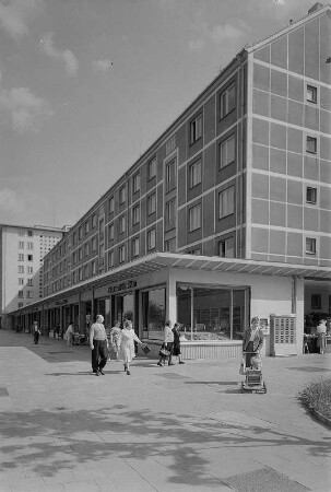 Dresden. Ladenpassage an der Borsbergstraße