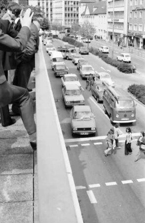 Freiburg: Autoverkehr auf dem Leopoldring mit Tagungsteilnehmern (links)