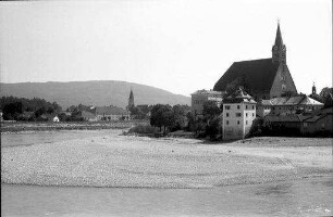 Oberndorf, Österreich: Stiftskirche von Laufen, von der Westseite, von Oberndorf [gesehen]