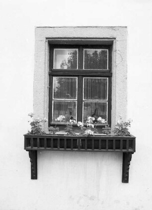 Klingenthal-Zwota, Alter Weg 34. Wohnhaus mit Scheune (1780/1800). Wohnhaus. Fenster (Erdgeschoss) mit Blumenkasten