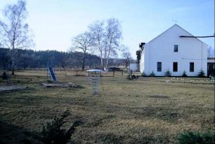Lager für Freizeit und Erholung für Jugendliche, Wiese mit Spielgeräten
