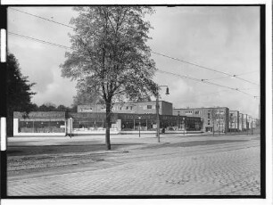 Baublock Luruper Chaussee Nr. 8 : [Ladenzeile mit Friseur, Schlachter, Bäckerei, Foto-Farben]