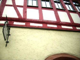 Rathaus (Erbaut 1561) über Giebelseite West-Fachwerkobergeschoß (Riegelbauweise) mit Bauinschrift im Gebälk
