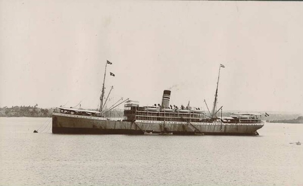 Der "Kronprinz" im Hafen von Daressalam.