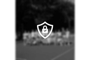 Tennis- und Hockey-Club Blau-Weiß e. V.: Kurpark: Tennisplatz: Kinder- und Jugendgruppe: dahinter Zaun und Bäume: links Vereinsheim