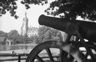 Schwerin: alte Kanone, Hintergrund Schloss