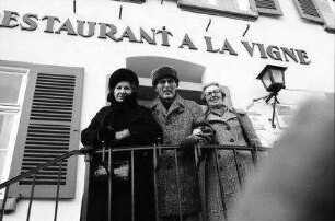 Logelheim: Gruppe groß, Spitzli [u.a.] auf Treppe von Restaurant La Vigne