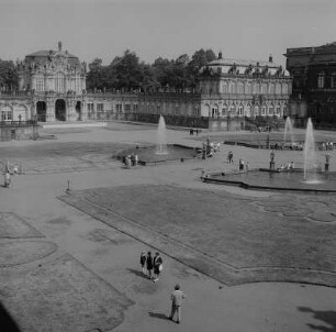 Dresden. Zwinger, Blick zum Wallpavillon und zum Französischen Pavillon, Hofseite