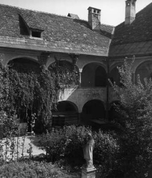 Klagenfurt-Hallegg. Schloss (1546/1576). Hofarkaden