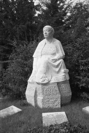 Grabstein für die Brüder Ludwig, Willi und Carl Egler auf dem Karlsruher Hauptfriedhof, geschaffen von Bildhauer Carl Egler