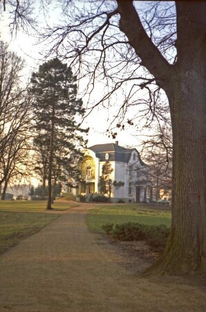 Gut Treuholz: Herrenhaus: links Gartenfassade, rechts Eingangsfassade: vorne Park, Auffahrt