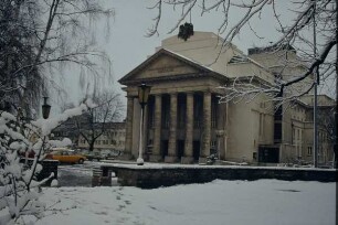 Landestheater im Winter, Schnee; farbig