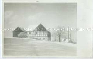 Ansicht der Herberge "Bergfrei" in verschneiter Winterlandschaft