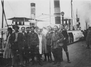 Delegierte des Kommunistischen Jugendverbandes Deutschlands (KVJD) aus Aue und Schwarzenberg zum Reichsjugendtag in Hamburg, Ostern 1927 : Delegierte des Kommunistischen Jugendverbandes Deutschlands (KVJD) zum Reichsjugendtag in Hamburg