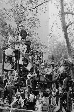 Berlin. Kinderfest in Pankow. Der Grafiker Manfred Butzmann und seine Frau Eva mit kostümierten Kindern auf dem auf Initiative Manfred Butzmanns entstandenen Spielplatz