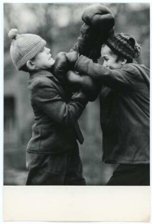Zwei Jungen beim Boxkampf
