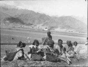 Indien. Kashmir. Ladakh. Industal bei Leh. Ladakhi-Familie bei einer Rast. Blick nach Südwesten zur Zanskar-Kette