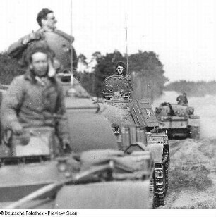 Deutschland . Nationale Volksarmee - Landstreitkräfte. Kampfpanzer in Kolonnenfahrt in offenem Gelände