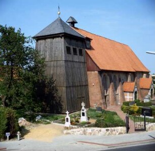 Altes Land. Mittelnkirchen. Dorfkirche : Altes Land. Mittelnkirchen. Dorfkirche St.-Bartholomäus hinterm Lühe-Deich