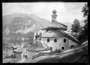 Österreich, Hallstatt. Kalvarienbergkirche mit Hallstätter See