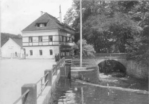 Berggießhübel (Bad Gottleuba-Berggießhübel), Sebastian-Kneipp-Straße 11. Gasthof zum Sächs. Haus. Ansicht mit Gottleuba