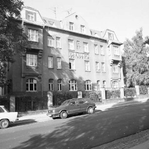 Chemnitz-Altendorf, Rudolf-Krahl-Straße 81. Wohnhaus (um 1920/1930; nach 1991 saniert). Straßenansicht mit Einfriedung