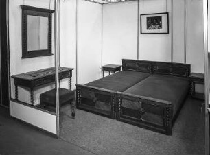 Ausstellungskoje mit rustikalem Doppelbett