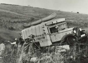 Opel-LKW Blitz an der Böschung des Flusses Mazowe : Südrhodesien (heute: Simbabwe). Grassteppe nordöstlich von Harare. Opel-LKW Blitz an der Uferböschung des Flusses Mazowe, 1931