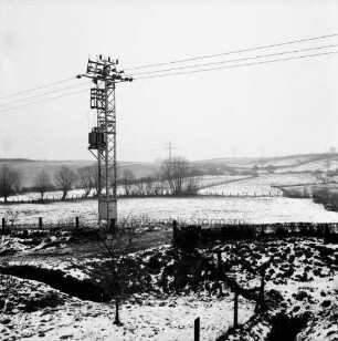 Travetal mit Weiden und Knicks: im Vordergrund links Strommast: Winter