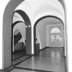 Dresden-Laubegast, Linzer Straße 1. 64. Oberschule (um 1905). Eingangshalle mit Treppenaufgang