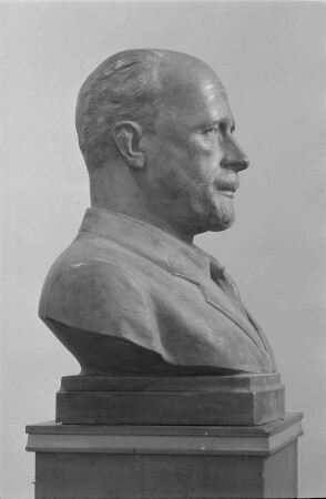 Büste von Walter Ulbricht (alte Fassung) : Büste von Walter Ulbricht (alte Fassung). Gips, getönt oder Bronze (vor 1964; W. Arnold)