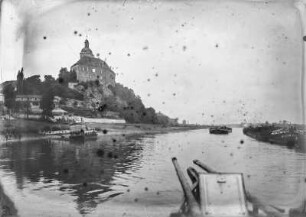 Hirschstein-Bahra. Schloss Hirschstein. Ansicht von der Elbe über Anlegestelle Hirschstein