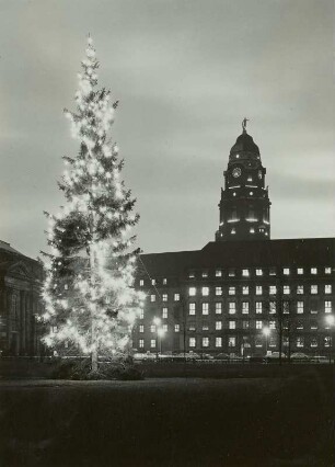 Ansicht mit erleuchtetem Weihnachtsbaum