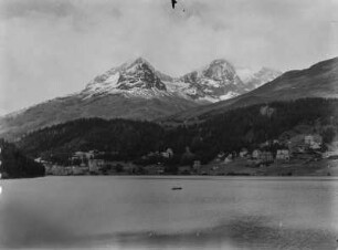 St. Moritz : Blick über den St. Moritzsee auf St. Moritz und die bergige Landschaft.
