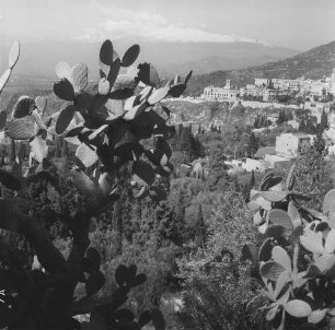 Taormina, Blick über die Stadt zum Ätna