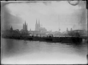 Köln, Altstadt, Rheinpanorama vom Deutzer Ufer mit Deutzer Schiffsbrücke