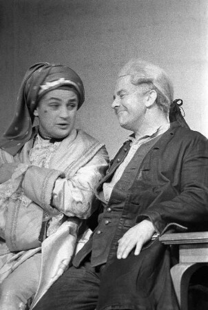 Szenenbilder aus "Die Mitschuldigen", Lustspiel von Johann Wolfgang von Goethe. Kammerspiele (Deutsches Theater) Berlin, Oktober 1961