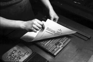 Internationale Handwerksschau Berlin Mai-Juli 1938: Buchdrucker: Handabzug von Allianz Zeitung