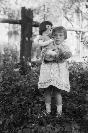 Mittelsachsen, Mädchen mit Puppe : Mittelsachsen. Mädchen mit Puppe