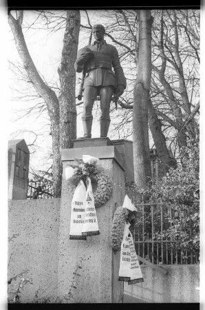 Kleinbildnegative: Kriegerdenkmal, Hauptstraße, 1978